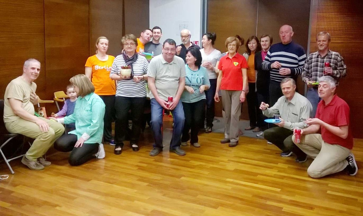 Marjana Novak - plesalska narodna noša obešena na klin